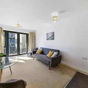 luxe-1-bed-flat-5-mins-to-stratford-free-parking.cambridgehotelsuk.com/