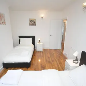 4-bedroom-house-in-east-london.cambridgehotelsuk.com/